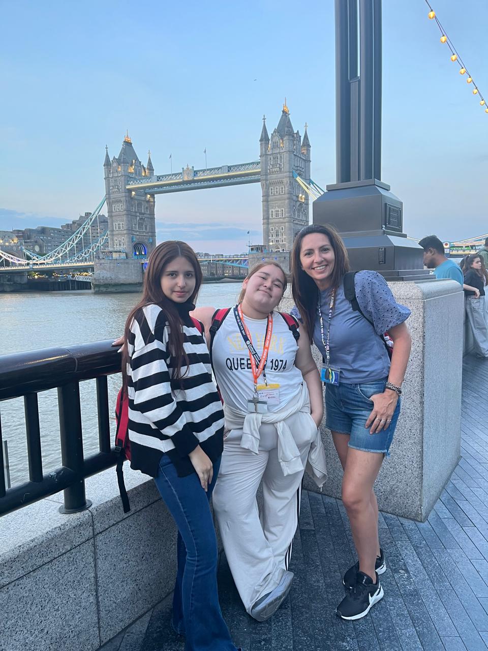 Alumnas frente al Tower Bridge